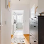 Metro & Netflix - Bed