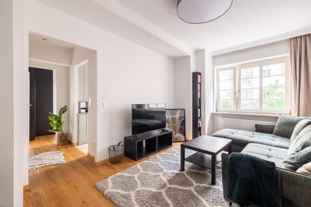 Metro & Netflix - Bed